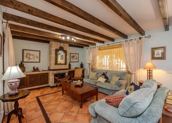 Luxury Canarian With Large Pool And Villa Teguise (Lanzarote)