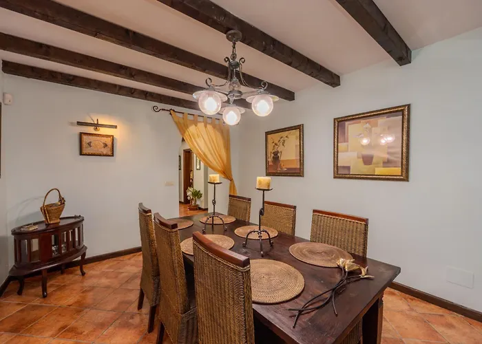 Luxury Canarian With Large Pool And Villa Teguise (Lanzarote)