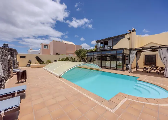 Luxury Canarian With Large Pool And Villa Teguise (Lanzarote)