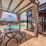 Luxury Canarian With Large Pool And Villa