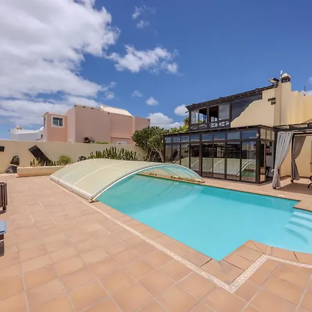 Luxury Canarian With Large Pool And Villa