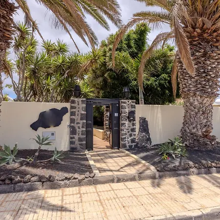 Luxury Canarian With Large Pool And Teguise (Lanzarote)