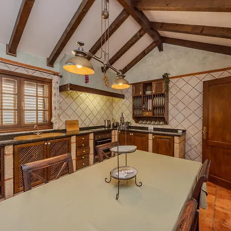 Luxury Canarian With Large Pool And Villa *