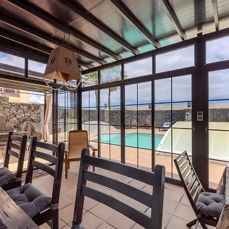 Luxury Canarian With Large Pool And Villa Teguise (Lanzarote)
