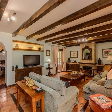Luxury Canarian With Large Pool And Villa