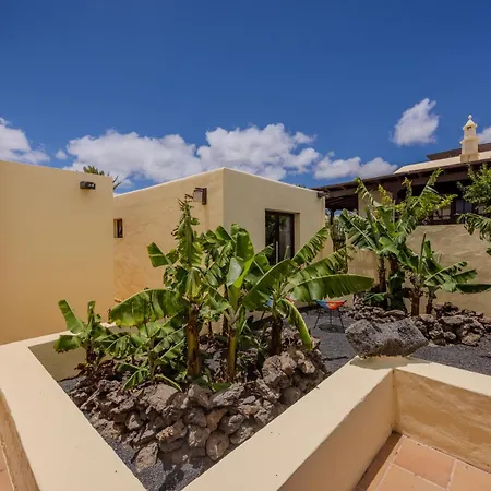 Luxury Canarian With Large Pool And Teguise (Lanzarote)