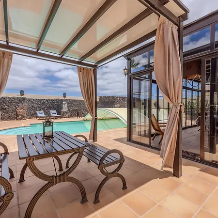 Luxury Canarian With Large Pool And Villa