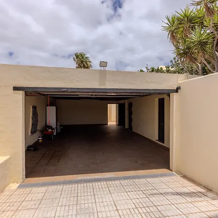 Luxury Canarian With Large Pool And Villa