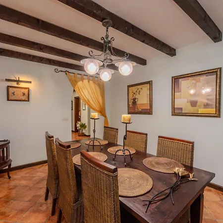 Luxury Canarian With Large Pool And Villa Teguise (Lanzarote)