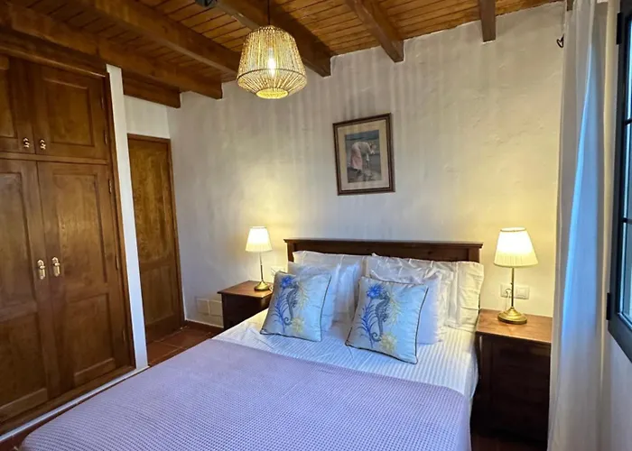 Luxury Canarian With Large Pool And Villa