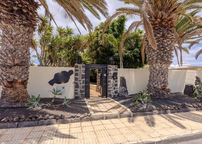 Luxury Canarian With Large Pool And Teguise (Lanzarote)