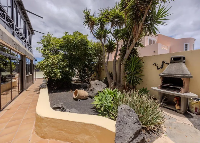 Luxury Canarian With Large Pool And Villa *