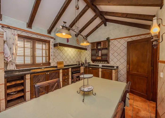 Luxury Canarian With Large Pool And Villa *