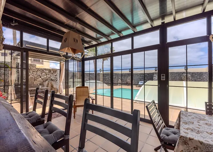 Luxury Canarian With Large Pool And Villa Teguise (Lanzarote)