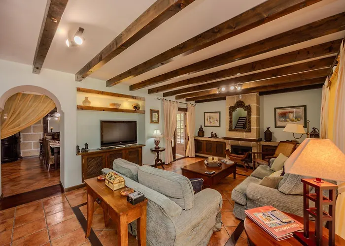 Luxury Canarian With Large Pool And Villa