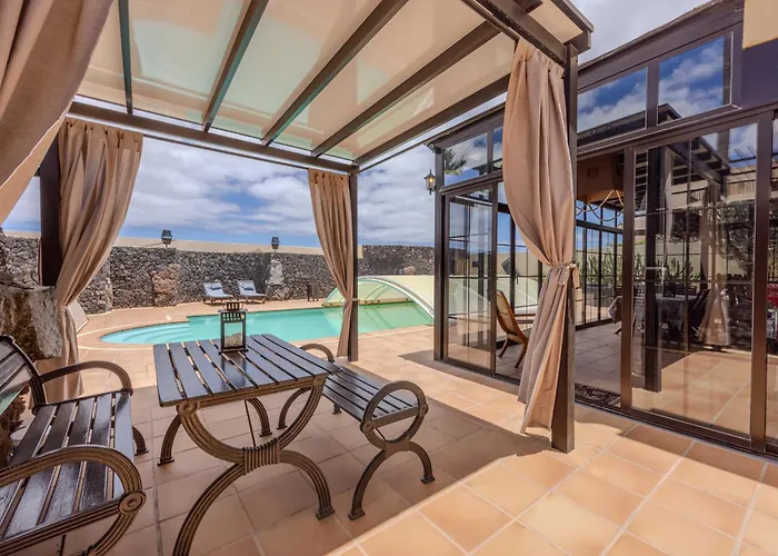 Luxury Canarian With Large Pool And Villa