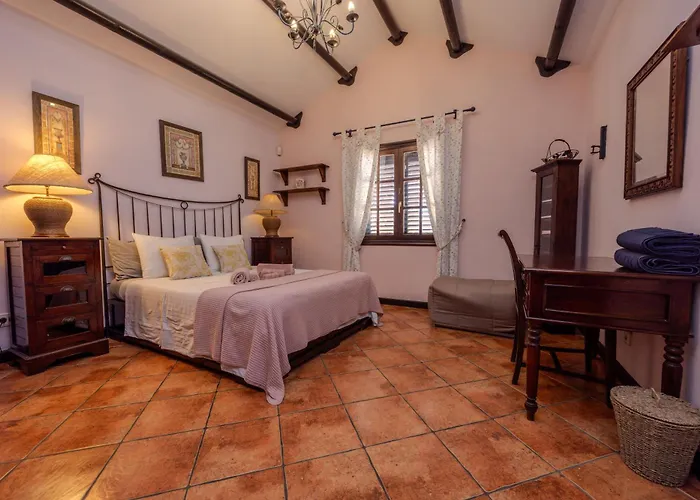 Luxury Canarian With Large Pool And Villa *