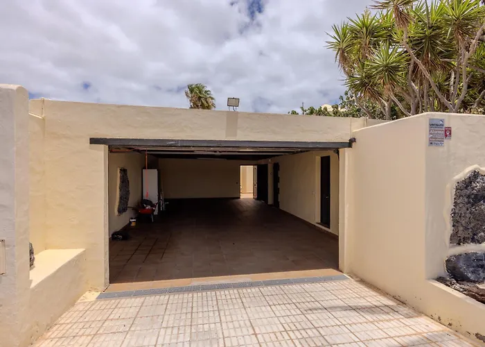 Luxury Canarian With Large Pool And Villa